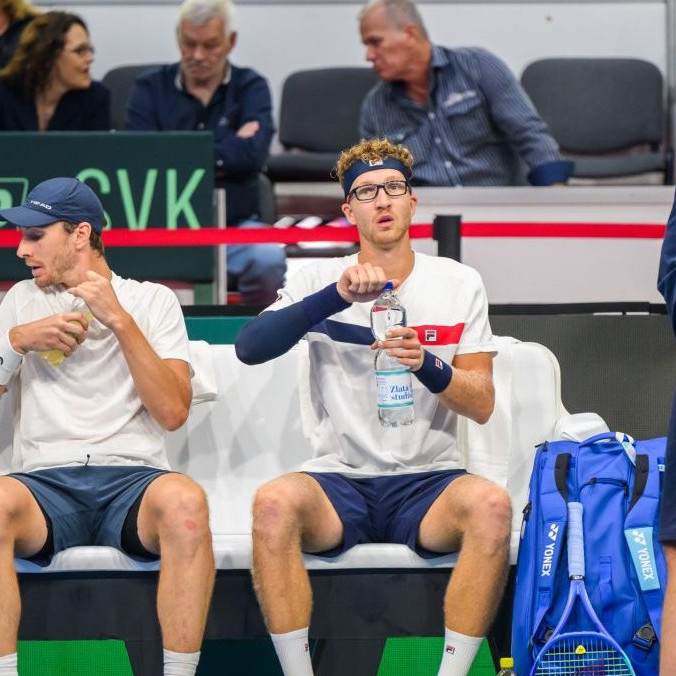 Slovenskí daviscupoví reprezentanti Lukáš Klein, Miloš Karol a kapitán tímu Slovenska Tibor Tóth.