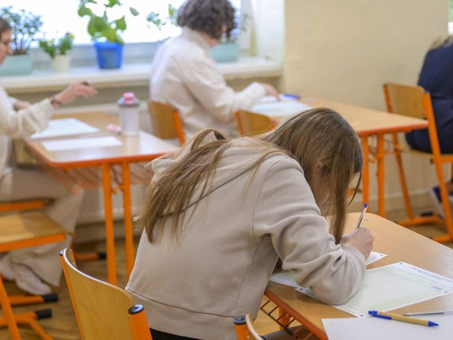 Ilustračná snímka žiakov v triede.