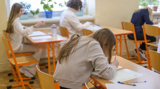 Ilustračná snímka žiakov v triede.