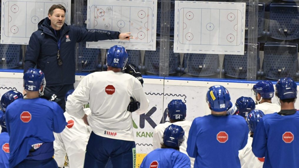 Tréner Vladimír Országh s hráčmi na tréningu.