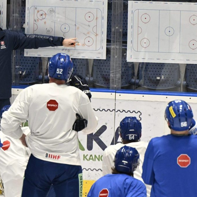 Tréner Vladimír Országh s hráčmi na tréningu.