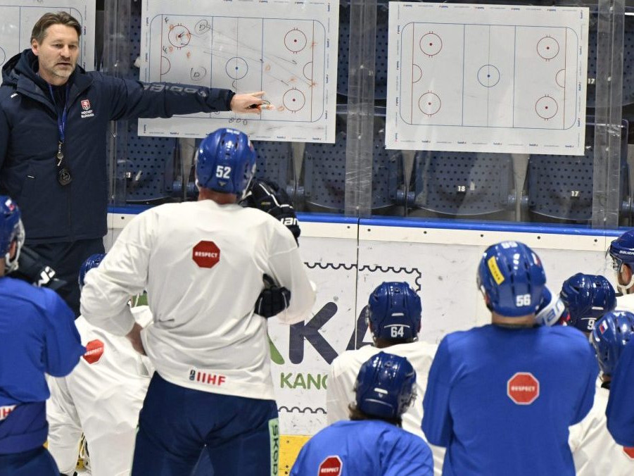 Tréner Vladimír Országh s hráčmi na tréningu.