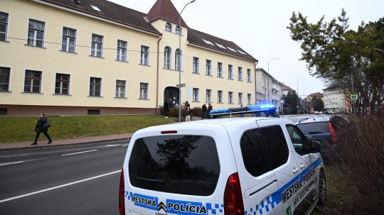 Polícia pred školu v Novom Meste nad Váhom.