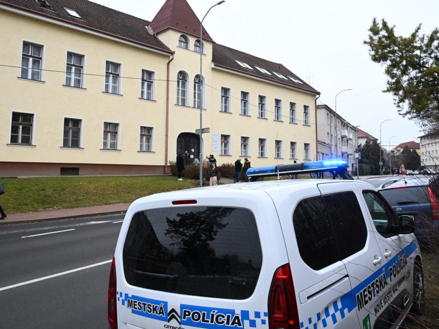 Polícia pred školu v Novom Meste nad Váhom.