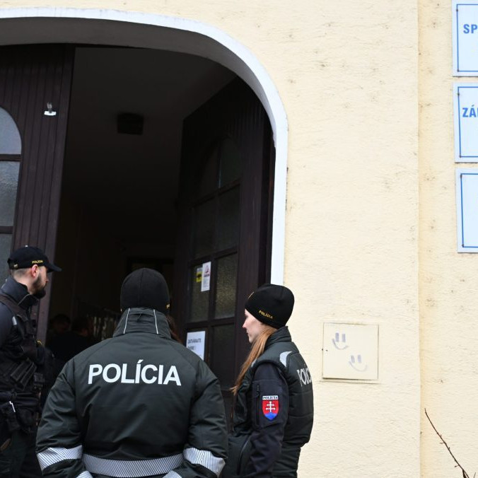 Na snímke policajti stoja po streľbe pred Spojenou školou sv. Jozefana v Novom Meste nad Váhom v stredu 4. februára 2026.