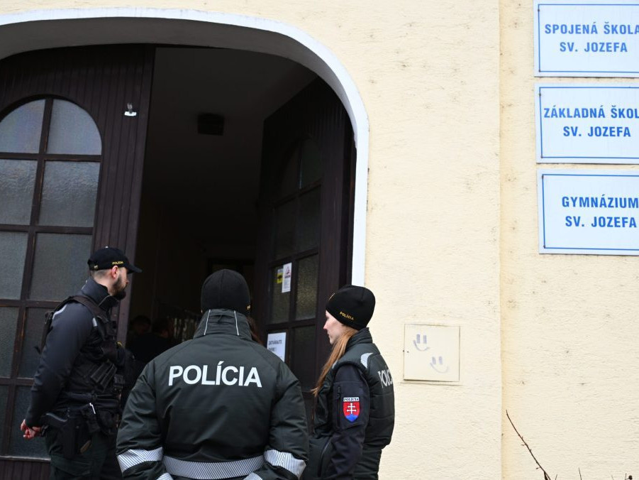 Na snímke policajti stoja po streľbe pred Spojenou školou sv. Jozefana v Novom Meste nad Váhom v stredu 4. februára 2026.