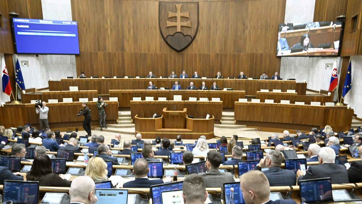 Poslanci neschv&aacute;lili predĺženie volebn&eacute;ho obdobia samospr&aacute;v. S novelou neuspeli Hlas ani SNS