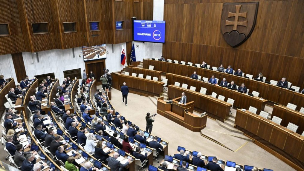 Snímka z rozpravy k odvolávaniu viacerých ministrov SR a na vyslovenie nedôvery vláde v rokovacej sále NR SR 4. februára 2026 v Bratislave.