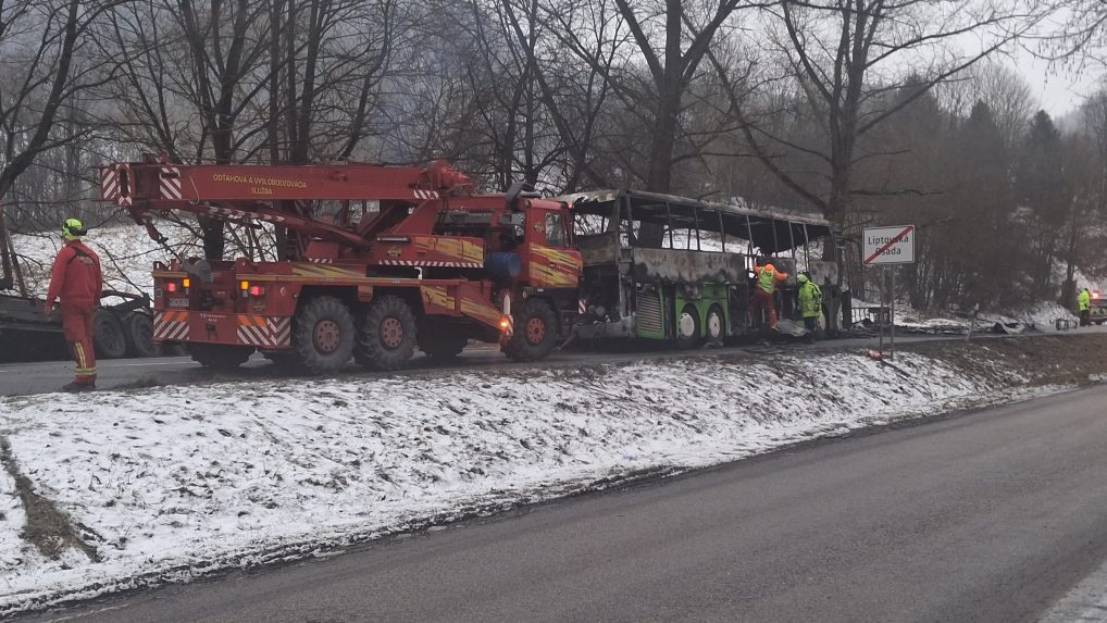 Na sn&Atilde;&Acirc;&shy;mke v pozad&Atilde;&Acirc;&shy; zhoren&Atilde;&Acirc;&frac12; autobus po nehode.