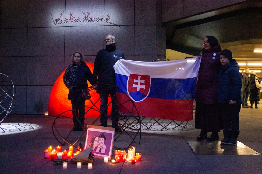 Improvizovan&eacute; pietne miesto počas zhromaždenia na N&aacute;mest&iacute; V&aacute;clava Havla v Prahe.