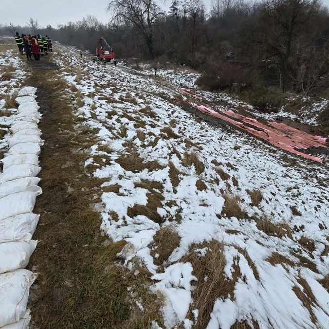 SR Nižný Hrabovec Odkalisko hrádza Únik POX Nižný Hrabovec: Na odkalisku zistili únik látok, hasiči spevňujú hrádzu Na snímke zásah hasičov po úniku látok na odkalisku v katastri obce Nižný Hrabovec v okrese Vranov nad Topľou, ktoré využíval závod Bukóza.