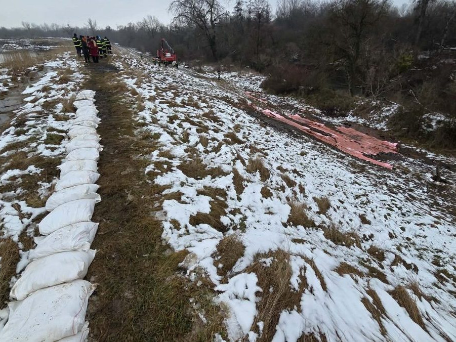 SR Nižný Hrabovec Odkalisko hrádza Únik POX Nižný Hrabovec: Na odkalisku zistili únik látok, hasiči spevňujú hrádzu Na snímke zásah hasičov po úniku látok na odkalisku v katastri obce Nižný Hrabovec v okrese Vranov nad Topľou, ktoré využíval závod Bukóza.