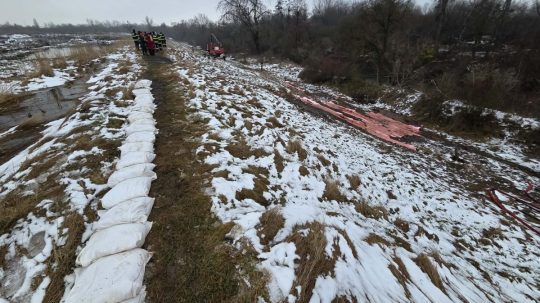 SR Nižný Hrabovec Odkalisko hrádza Únik POX Nižný Hrabovec: Na odkalisku zistili únik látok, hasiči spevňujú hrádzu Na snímke zásah hasičov po úniku látok na odkalisku v katastri obce Nižný Hrabovec v okrese Vranov nad Topľou, ktoré využíval závod Bukóza.