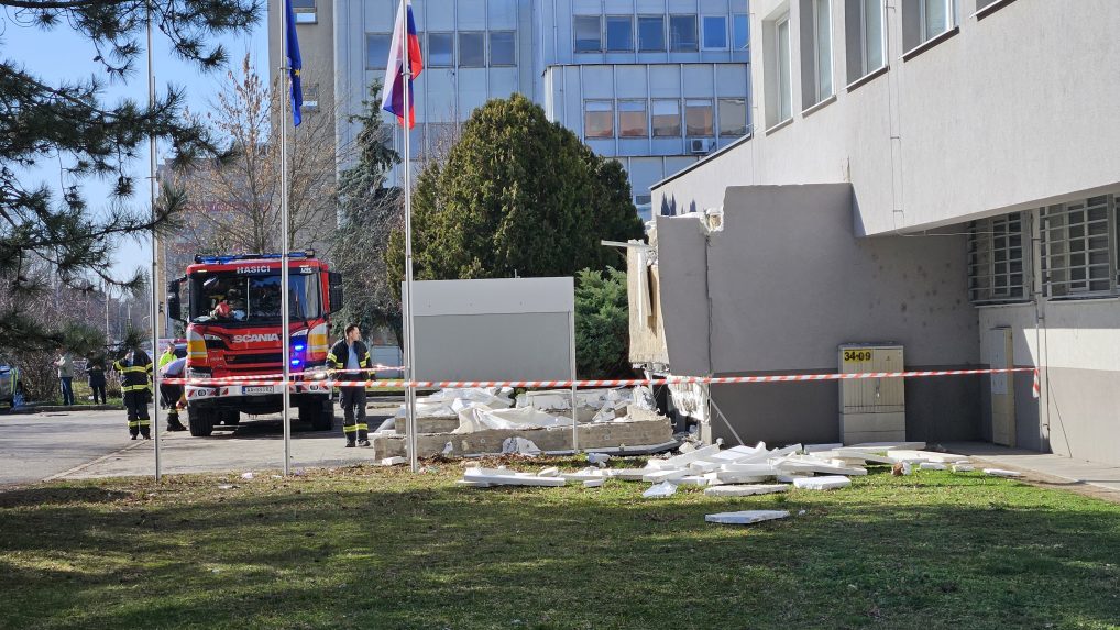 Na sn&iacute;mke padnut&aacute; časť budovy.