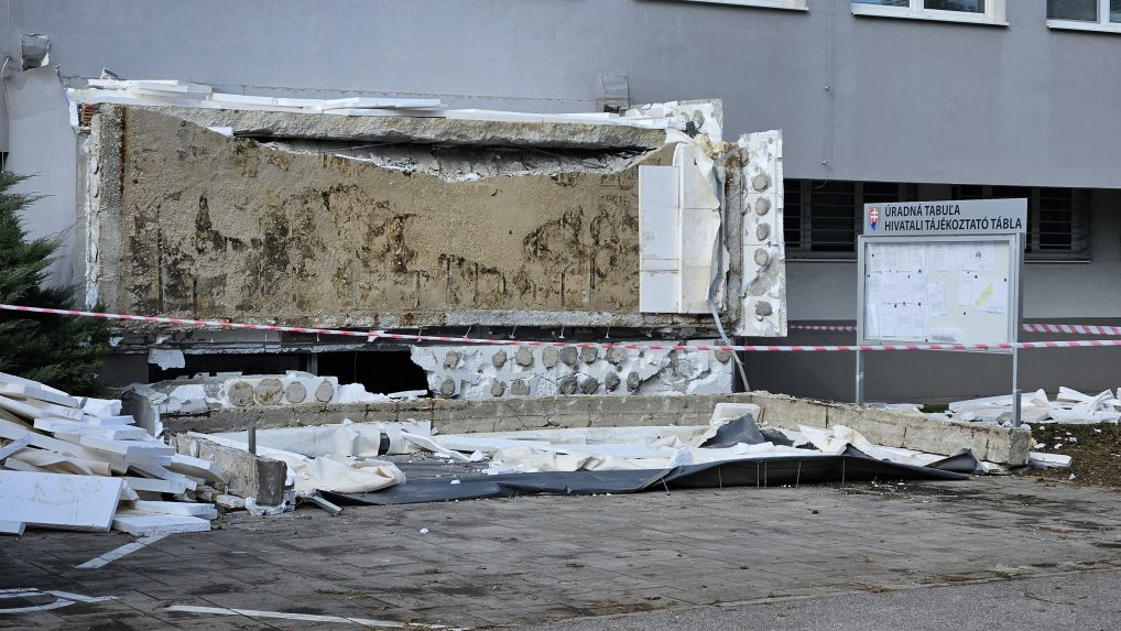 Na snímke padnutá časť budovy.