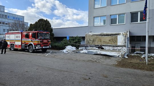 Na snímke padnutá časť budovy.