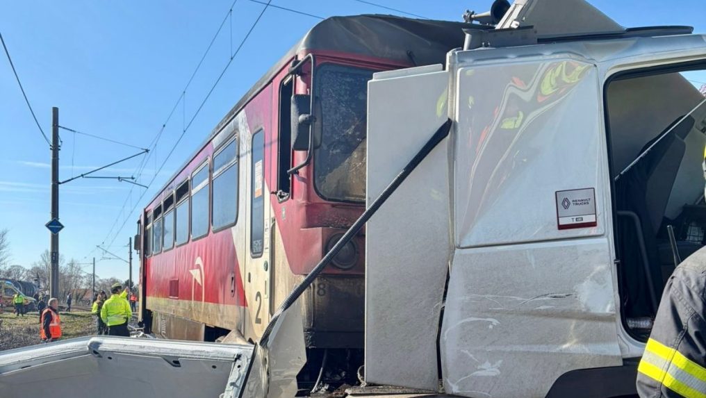 Zrážka kamióna s vlakom.