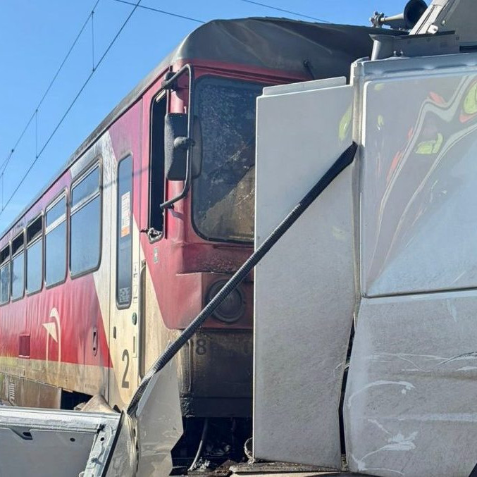 Zrážka kamióna s vlakom.