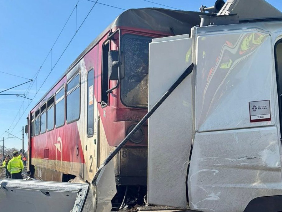 Zrážka kamióna s vlakom.