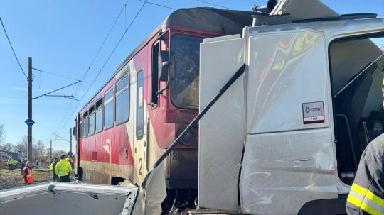 Zrážka kamióna s vlakom.