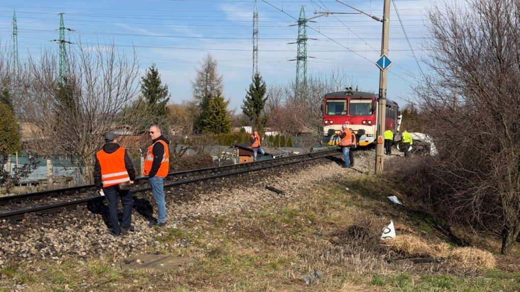 Zrážka kamióna s vlakom.