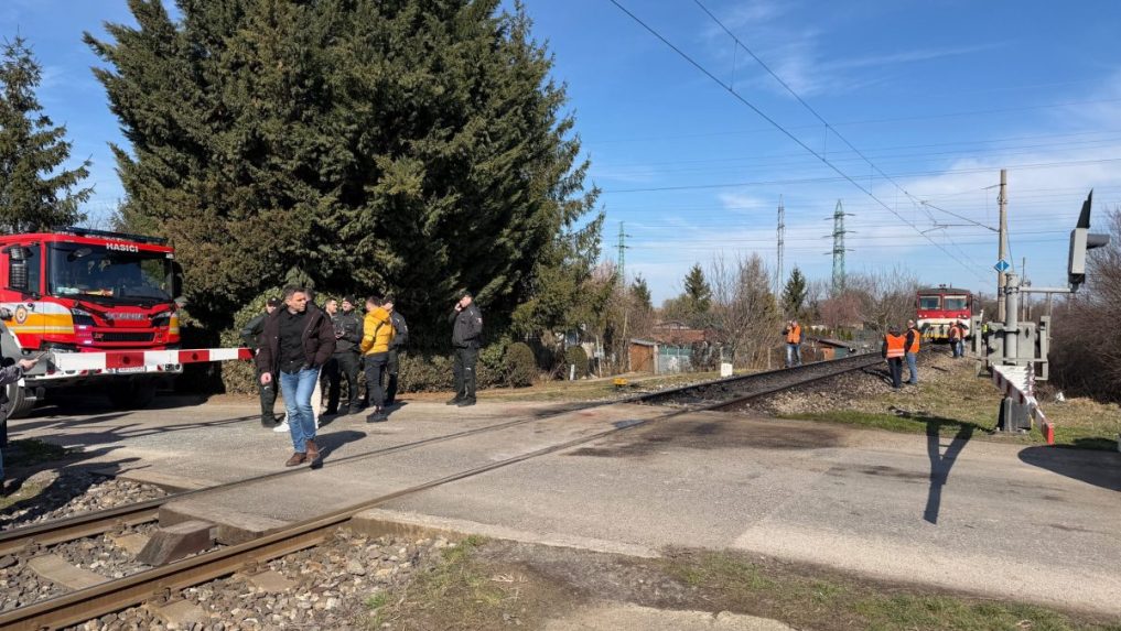 Zrážka vlaku s kamiónom v Nových Zámkoch skončila tragicky. O život prišiel vodič nákladného auta