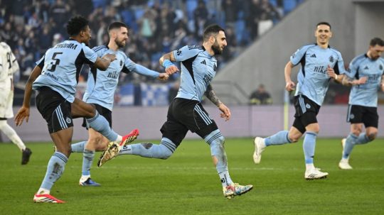 Futbalisti ŠK Slovan Bratislava sa tešia z gólu.