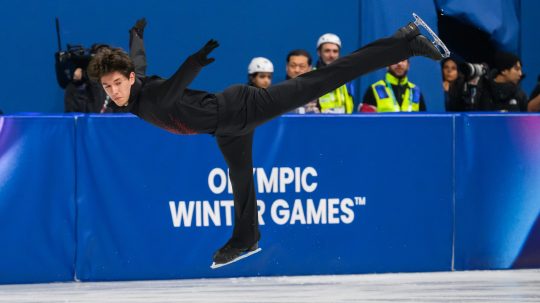 Adam Hagara počas krátkeho programu na OH 2026.