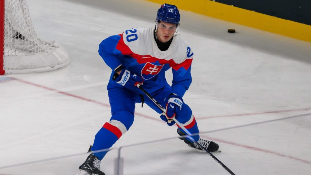 Slovenský hokejista Juraj Slafkovský sa rozcvičuje pred zápasom s Fínskom.