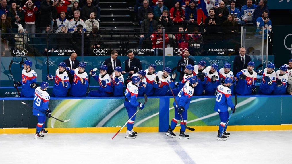 Slovenskí hokejisti sa tešia z gólu proti Fínsku.