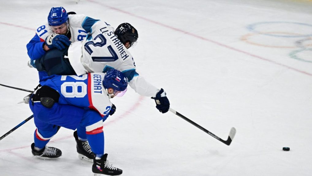 Martin Gernát a Erik Černák bojujú o puk.