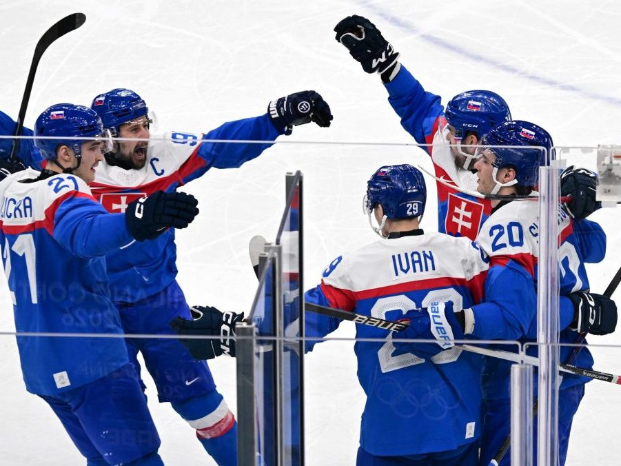 Radosť slovenských hokejistov z gólu proti Fínsku.