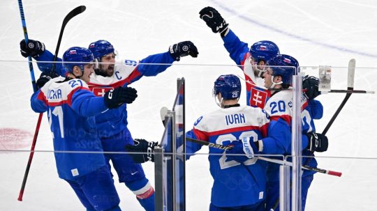 Radosť slovenských hokejistov z gólu proti Fínsku.