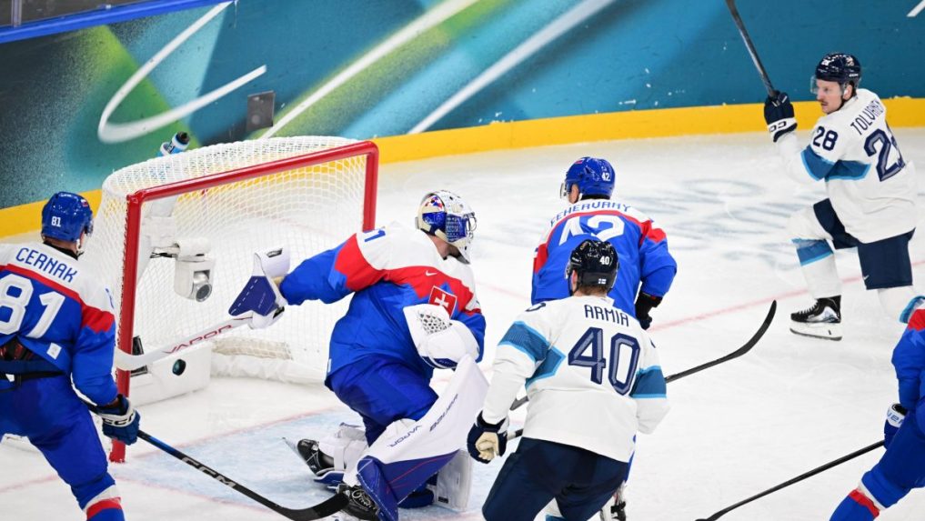 Fín Eeli Tolvanen strieľa vyrovnávajúci gól na 1:1 za chrbát Samuela Hlavaja.