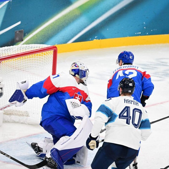 Fín Eeli Tolvanen strieľa vyrovnávajúci gól na 1:1 za chrbát Samuela Hlavaja.