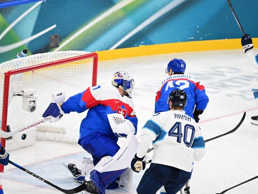 Fín Eeli Tolvanen strieľa vyrovnávajúci gól na 1:1 za chrbát Samuela Hlavaja.