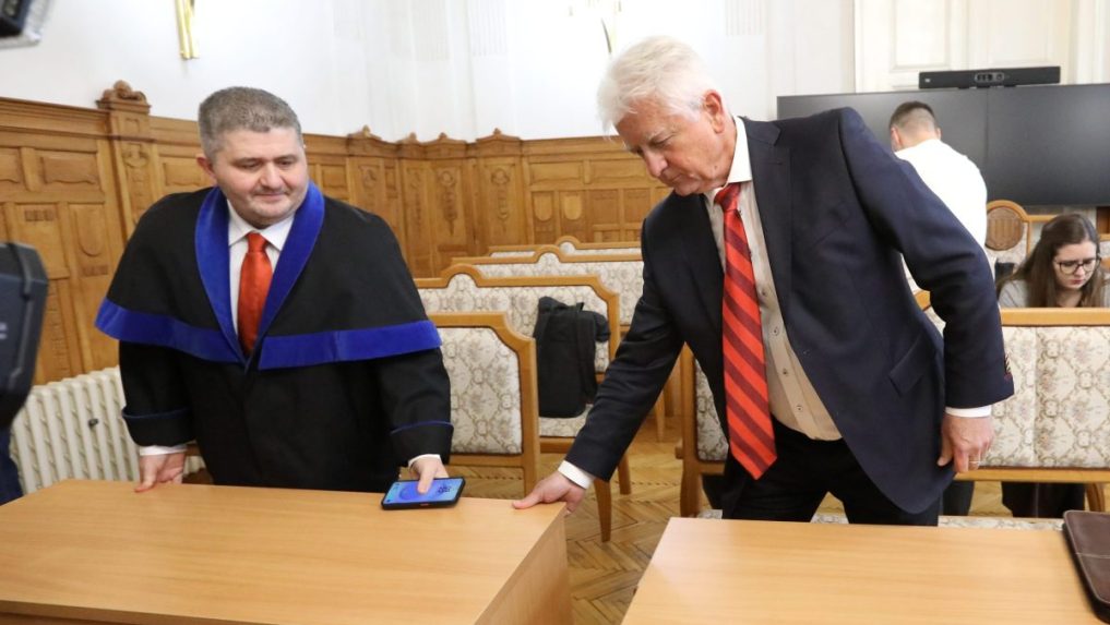 Na snímke Jozef Brhel a jeho advokát.