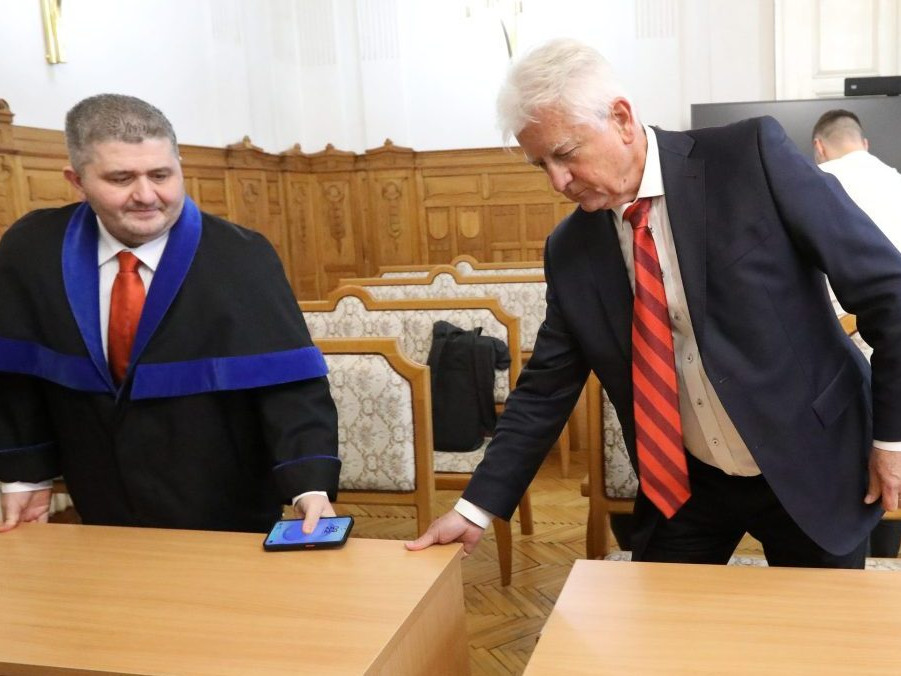 Na snímke Jozef Brhel a jeho advokát.