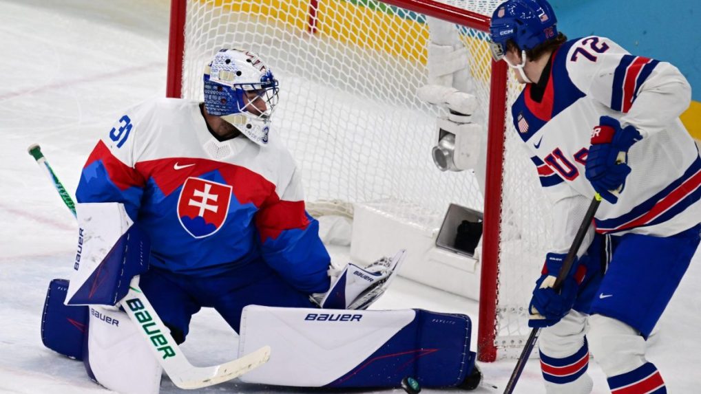 Slovenský brankár Samuel Hlavaj a Tage Thompson.