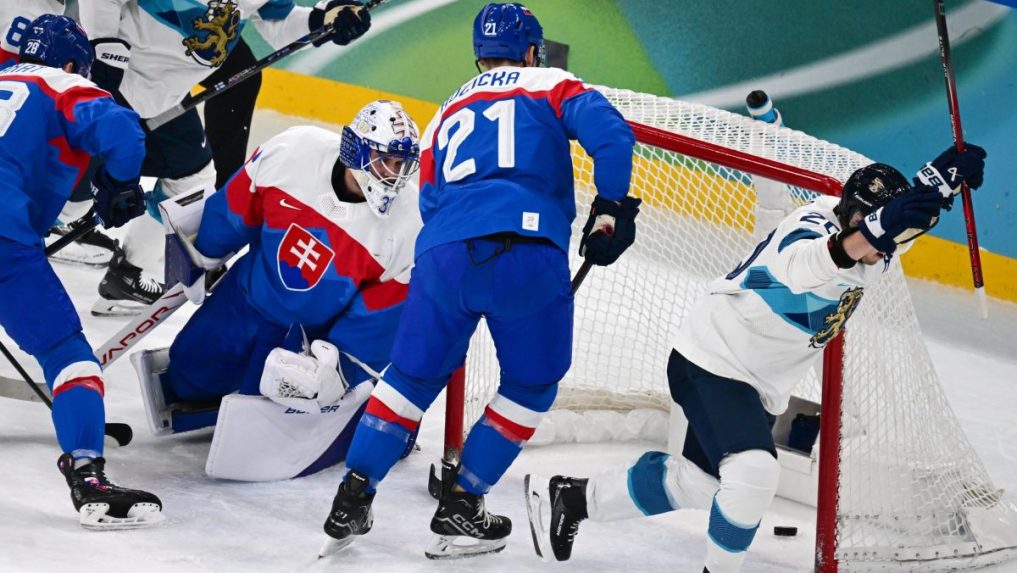 Brankár Samuel Hlavaj, ktorého prekonáva hráč Fínska Sebastian Aho.