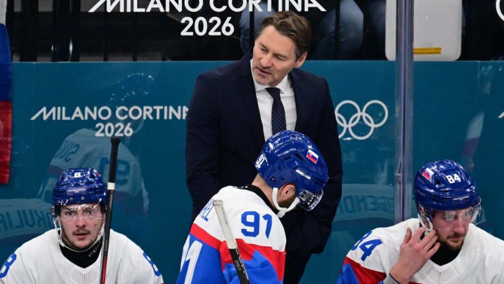 Tréner Vladimír Országh a slovenská lavička počas zápasu o bronz.