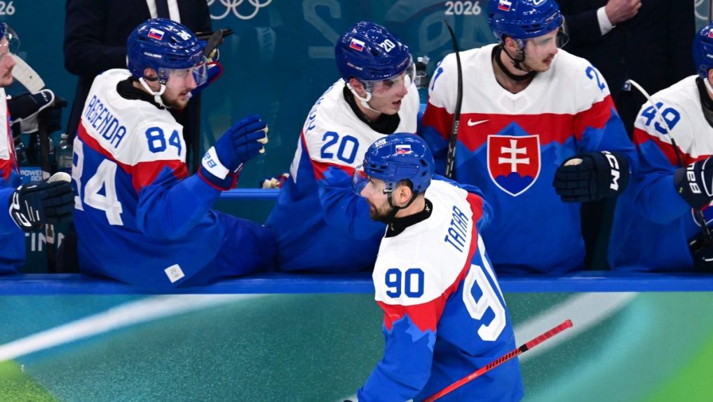 Slováci oslavujú gól.