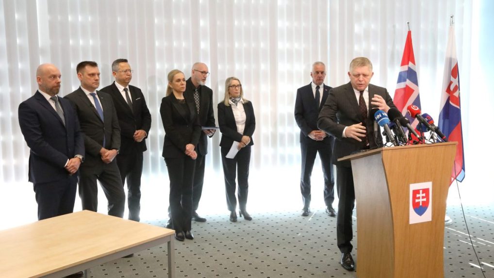Na snímke predseda vlády SR Robert Fico počas tlačovej konferencie v spoločnosti Slovalco, a. s. v Žiari nad Hronom 27. februára 2026.