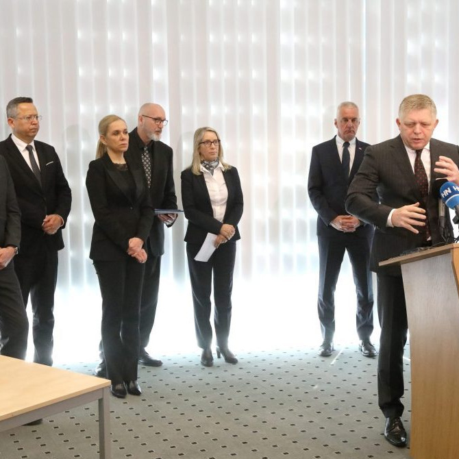 Na snímke predseda vlády SR Robert Fico počas tlačovej konferencie v spoločnosti Slovalco, a. s. v Žiari nad Hronom 27. februára 2026.