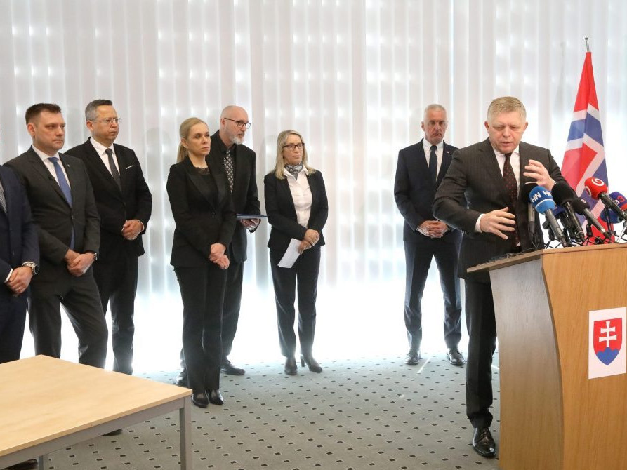 Na snímke predseda vlády SR Robert Fico počas tlačovej konferencie v spoločnosti Slovalco, a. s. v Žiari nad Hronom 27. februára 2026.