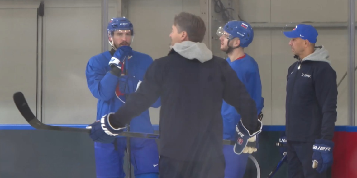 Slovenskí hokejisti si v Miláne vyskúšali aj tréningovú plochu. Presilovkám a oslabeniam sa ešte nevenujú