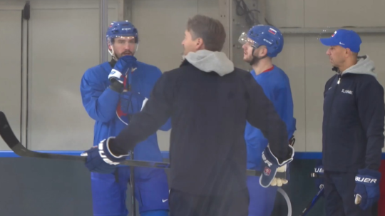 Slovenskí hokejisti si v Miláne vyskúšali aj tréningovú plochu. Presilovkám a oslabeniam sa ešte nevenujú