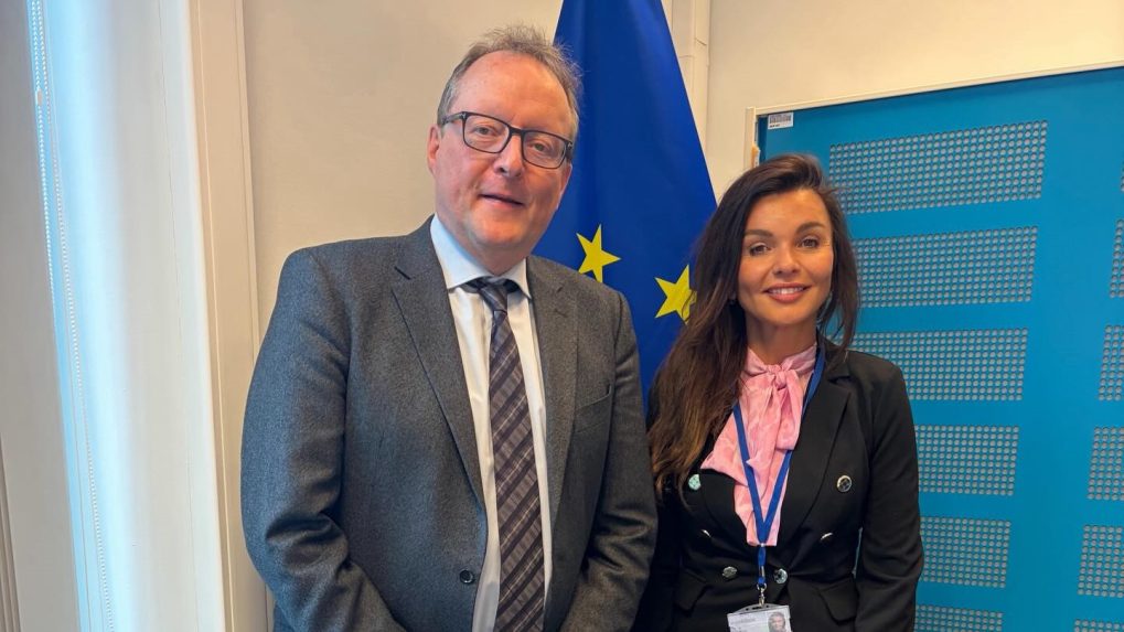&Scaron;t&aacute;tna tajomn&iacute;čka ministerstva dopravy Denisa Žil&aacute;kov&aacute; na stretnut&iacute; s Pascalom Bojimansom, ved&uacute;cim riaditeľstva pre eurofondy pre Česk&uacute; republiku a Slovensko.