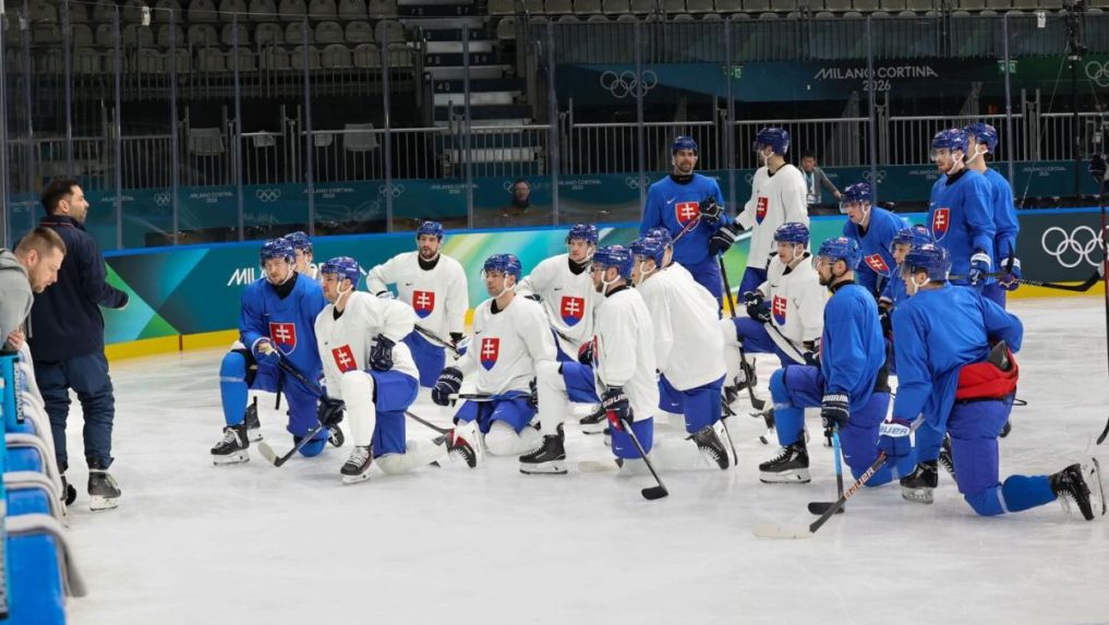 Slovenskí hokejisti počas tréningu.