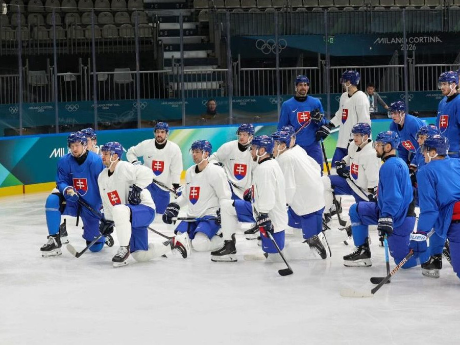 Slovenskí hokejisti počas tréningu.